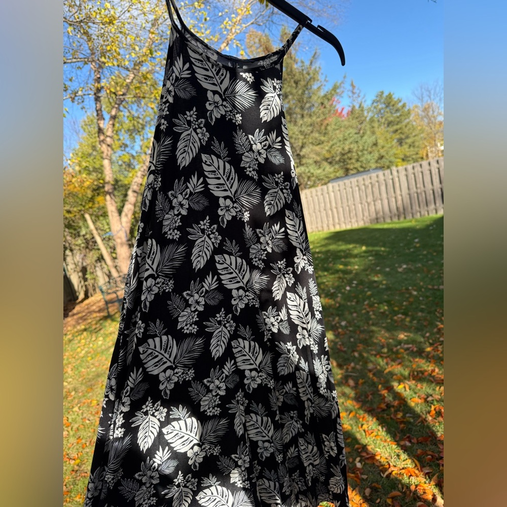 Forever 21 -Junior Floral Halter Dress in Black and White
#small